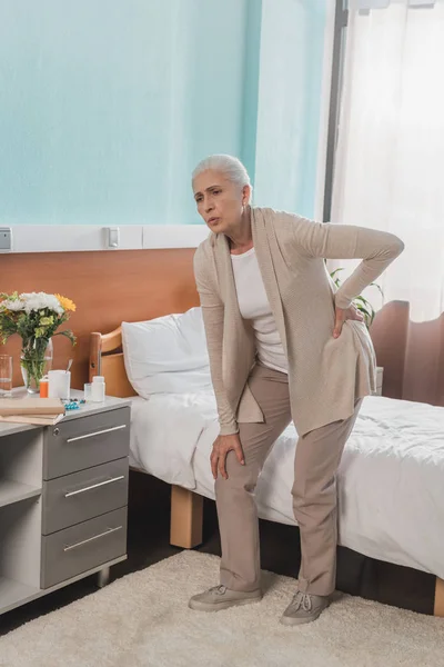 Senior woman with backache in hospital — Stock Photo, Image