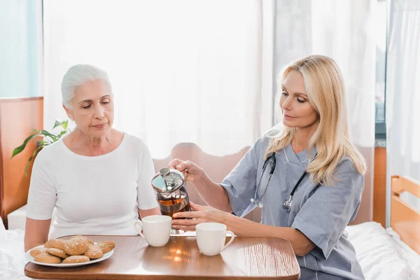 Verpleegkundige en patiënt met cookies — Gratis stockfoto