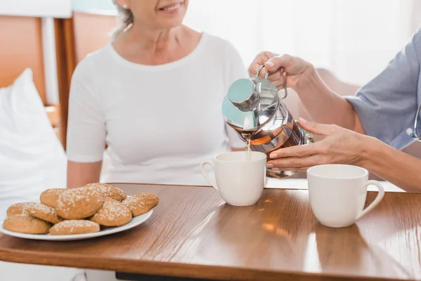 Enfermera y paciente tomando té — Foto de Stock