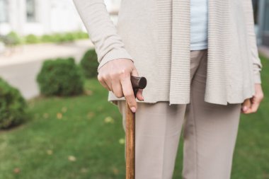 cane ile üst düzey kadın