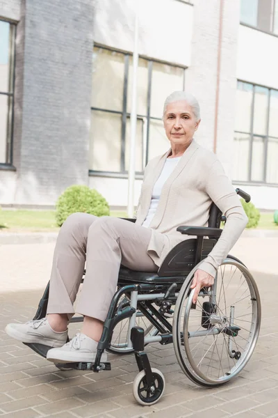 Femme âgée en fauteuil roulant — Photo