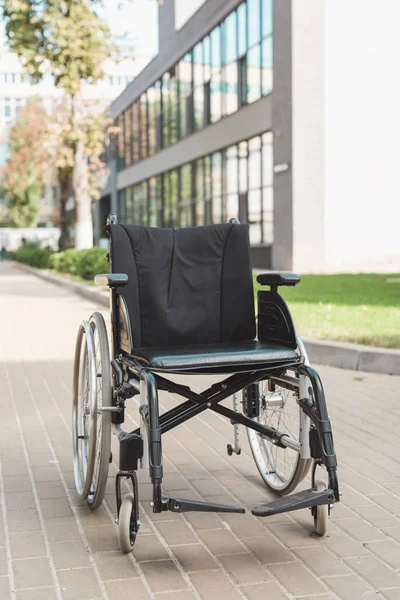 Cadeira de rodas — Fotografia de Stock