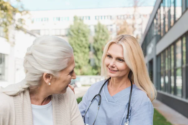 Enfermeiro e paciente idoso — Fotografia de Stock