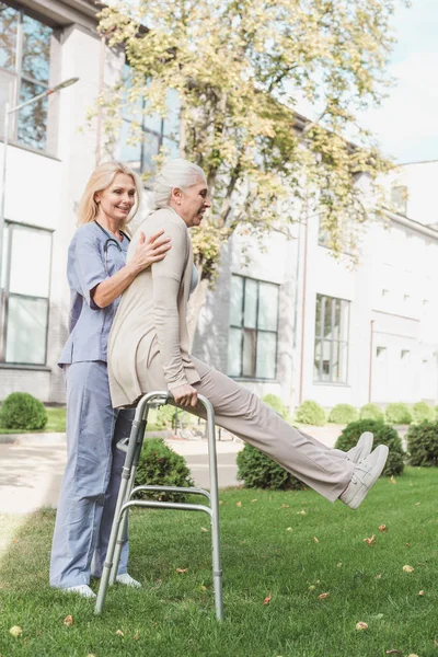 Enfermera y paciente sénior con andador — Foto de Stock