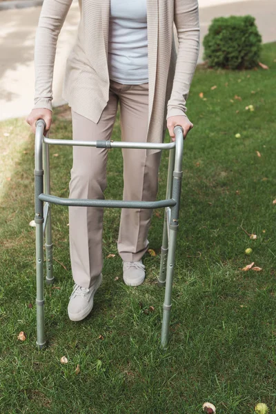 Äldre kvinna med walker — Stockfoto