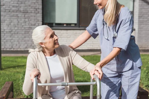 Enfermera y paciente sénior con andador — Foto de Stock