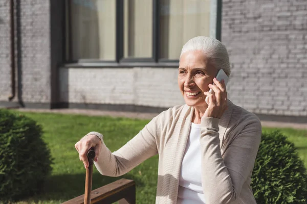 Donna anziana che parla su smartphone — Foto Stock