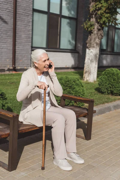 Senior Kvinna talar på smartphone — Stockfoto