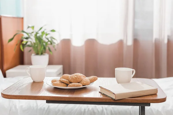 Biscoitos e livro no quarto do hospital — Fotografia de Stock