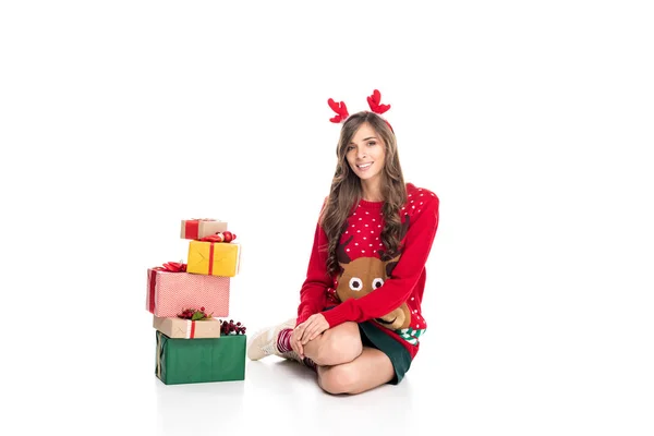 Woman in sweater and christmas presents — Stock Photo, Image