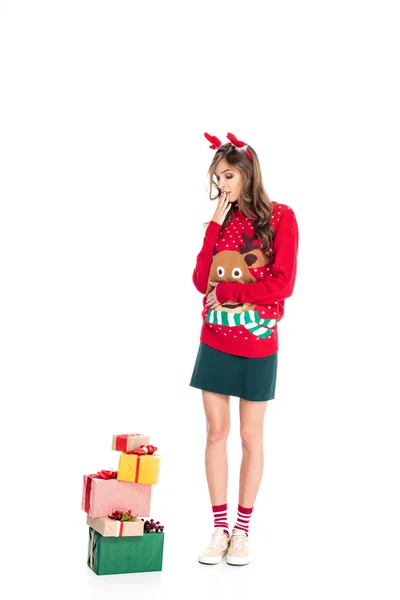 Woman in sweater and christmas presents — Stock Photo, Image