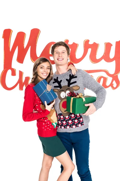 Sonriente pareja con regalos de Navidad — Foto de Stock