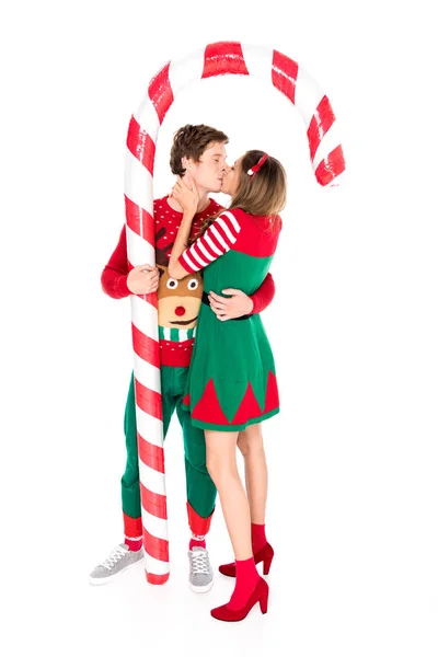 Paar in Kostümen küsst sich — kostenloses Stockfoto