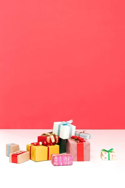 Стопка рождественских подарков — стоковое фото