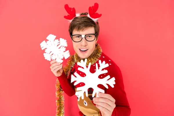 Homme en pull avec des flocons de neige décoratifs — Photo