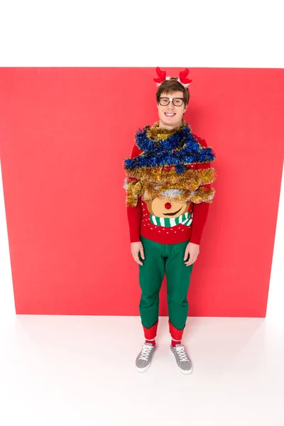 Homem com decorações de Natal — Fotografia de Stock