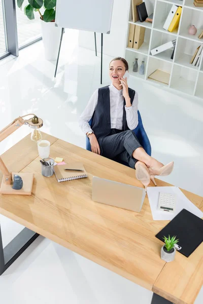 Mujer de negocios hablando en smartphone — Foto de Stock