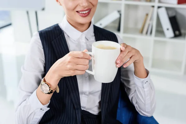 Femme d'affaires avec tasse de café — Photo