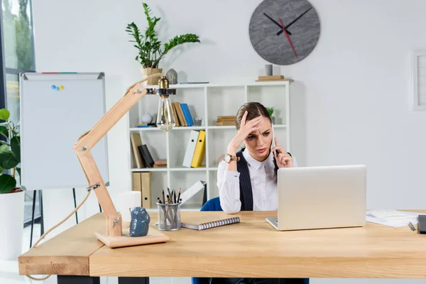 Empresária perturbada a falar ao telefone — Fotografia de Stock