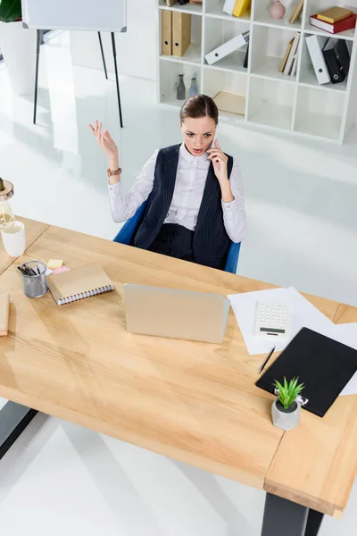 Businesswoman talking on smartphone — Free Stock Photo