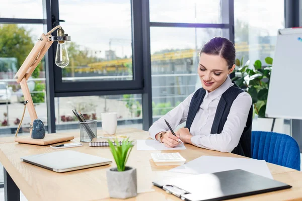 Empresária escrevendo notas — Fotografia de Stock