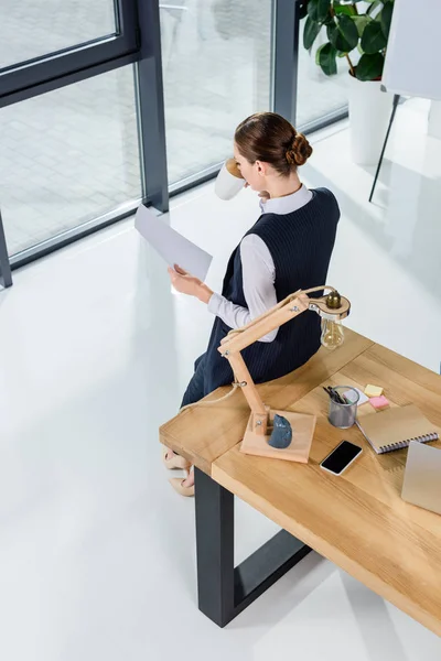 Mujer de negocios con papeleo beber café — Foto de Stock