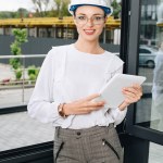 Geschäftsfrau auf Baustelle mit digitalem Tablet