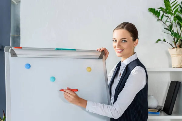 Geschäftsfrau schreibt auf Whiteboard — Stockfoto