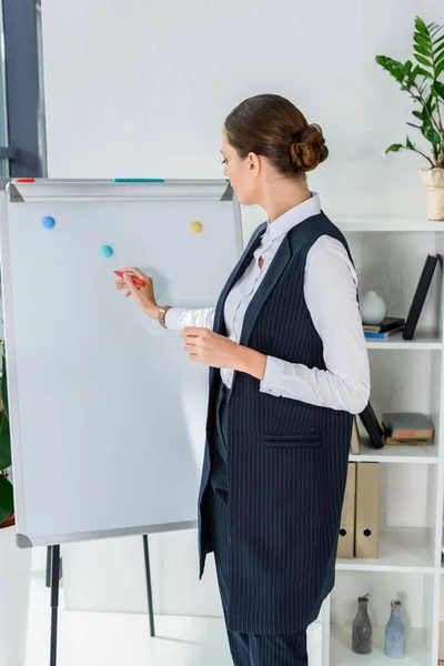 Geschäftsfrau schreibt auf Whiteboard — kostenloses Stockfoto