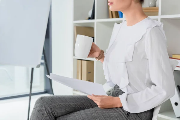 Businesswoman cup of coffee and paperwork — Stock Photo, Image