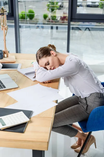 Empresaria durmiendo en el escritorio — Foto de Stock