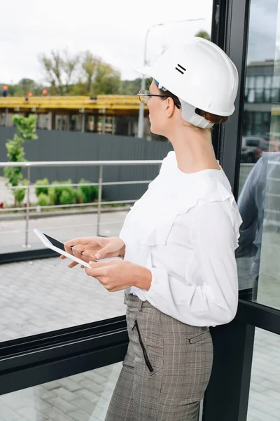 Affärskvinna i hardhat med digital tablett — Gratis stockfoto