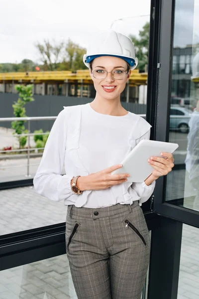 Businesswoman at construction site with digital tablet — Free Stock Photo