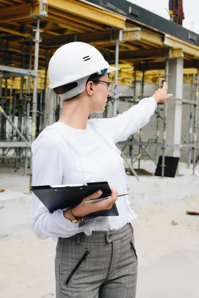 Engenheiro apontando para o canteiro de obras — Fotografia de Stock