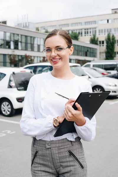 Businesswoman holding clipboard — Stock Photo, Image