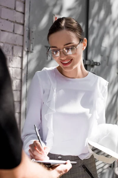 Businesswoman signing paperwork — Free Stock Photo