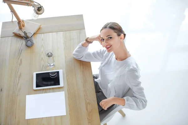 Empresária na mesa no escritório — Fotografia de Stock