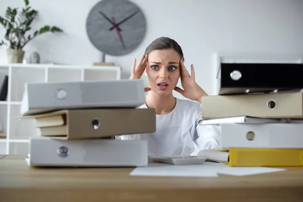 Schockierte Geschäftsfrau — Stockfoto