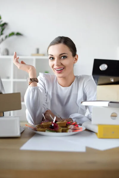 Businesswoman with plate of sandwiches — Stock Photo, Image