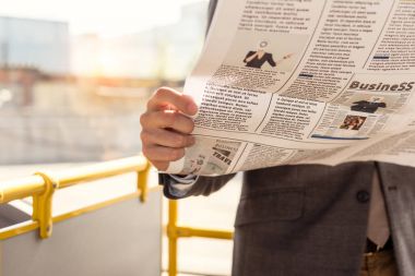 otobüs gazetede adamla