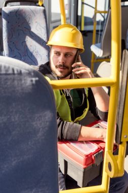 smartphone üzerinde konuşmaya çalışan