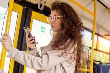 Smartphone şehir otobüs kullanan kadın