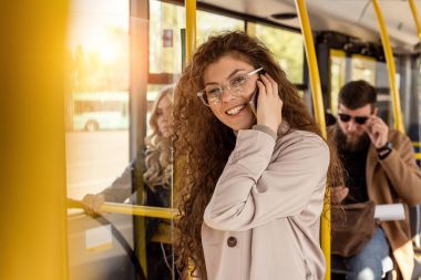 Gülümseyen kadın Smartphone'da söz