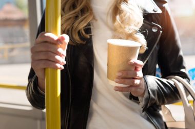 Otobüste gitmek için kahve kadınla