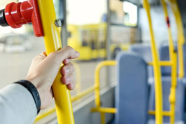 Mężczyzna, trzymając uchwyt autobus — Zdjęcie stockowe