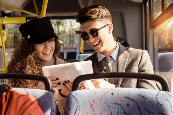 Couple using tablet — Stock Photo, Image