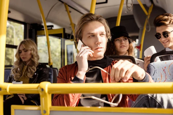 Мужчина разговаривает на смартфоне в автобусе — стоковое фото