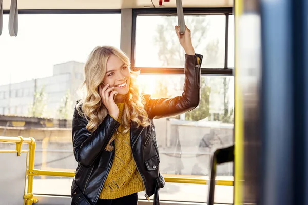 Frau spricht auf Smartphone — Stockfoto