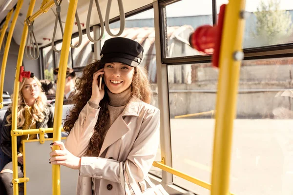 Mosolygó nő beszél a smartphone — Stock Fotó