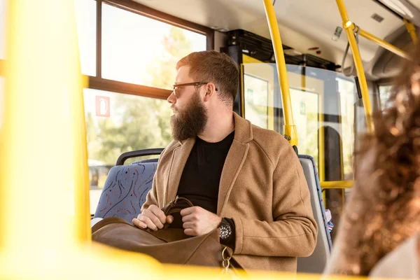 Hombre montando en transporte público — Foto de Stock